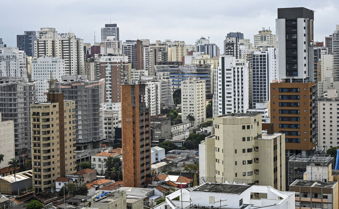 Nos últimos anos, a destruição de casas e pequenos prédios se espalha por grande parte da megalópole de mais de 11 milhões de habitantes