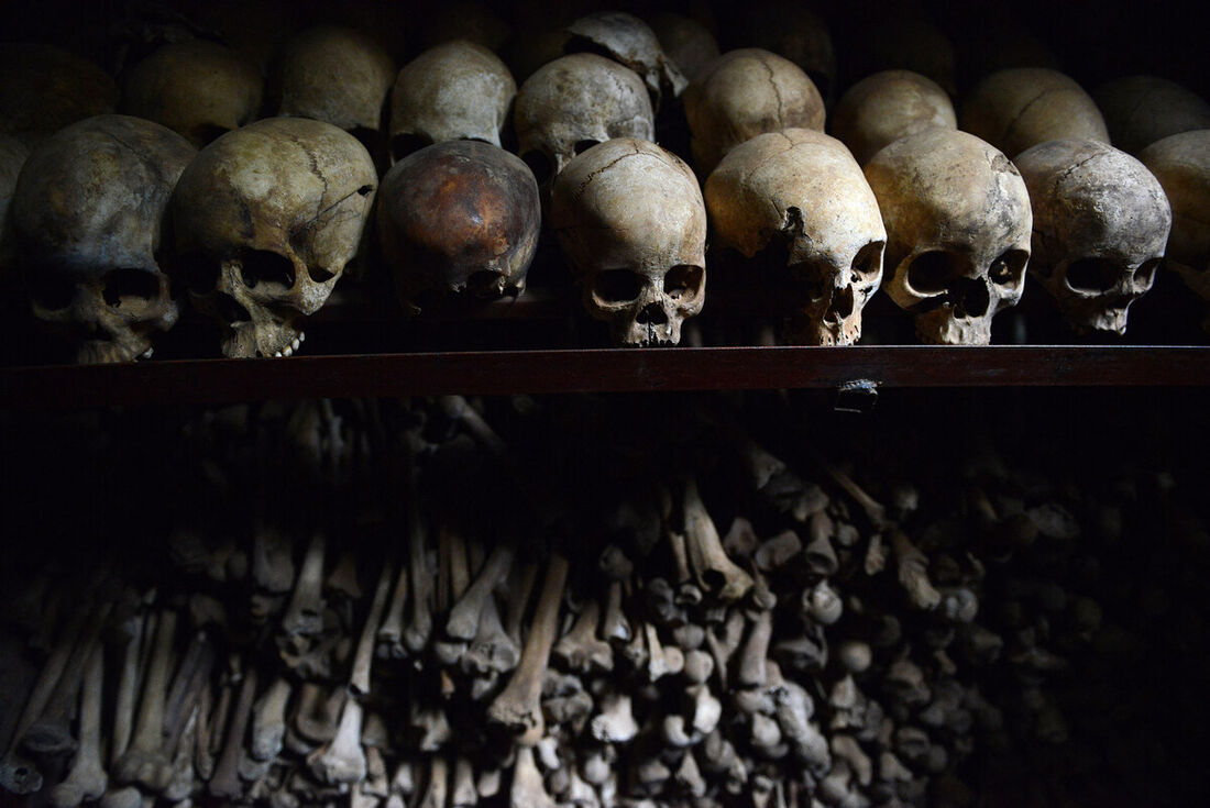 Crânios humanos preservados são exibidos no memorial do Genocídio em Nyamata, em Ruanda