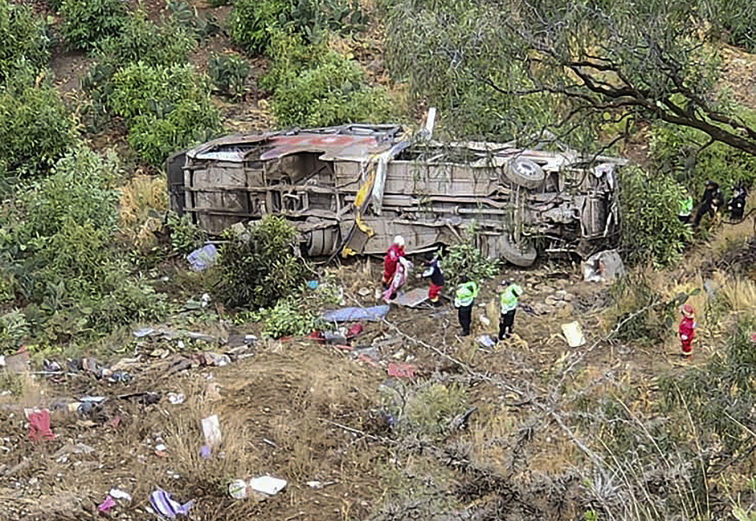 A queda de um ônibus de uma ribanceira enquanto ele circulava por uma estrada rural na região andina de Huancavelica, no sul do Peru