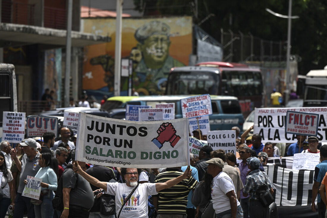 Professores na Venezuela voltaram às ruas, nesta segunda-feira (18),