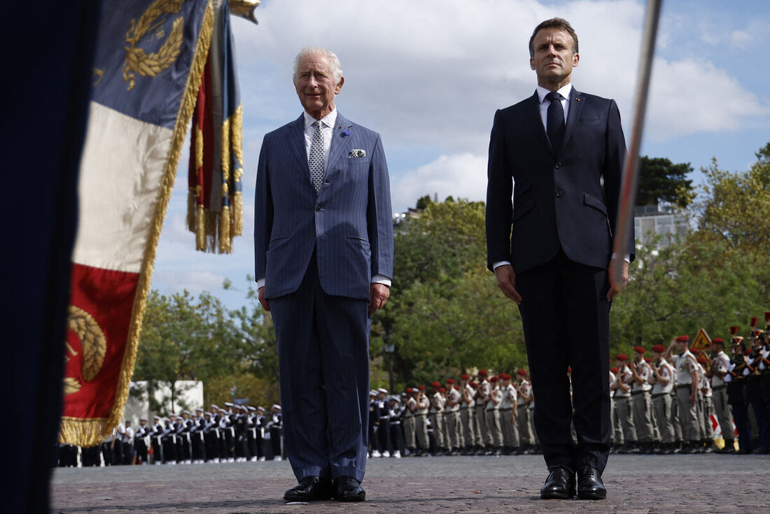 Presidente francês Emmanuel Macron (R) e o rei da Grã-Bretanha Charles III