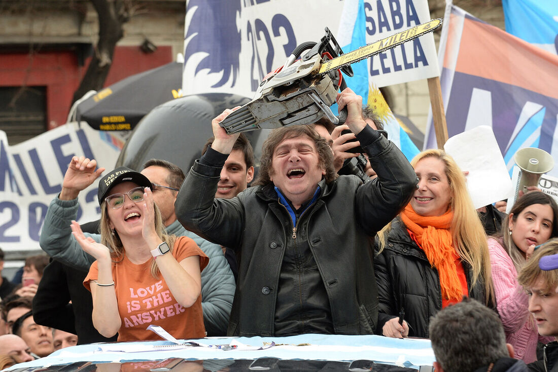 Javier Milei (C), agitando uma serra elétrica