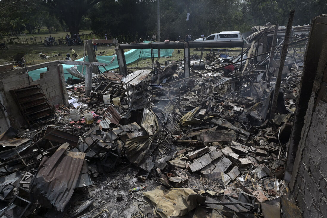 Carro-bomba explode em delegacia na Colômbia