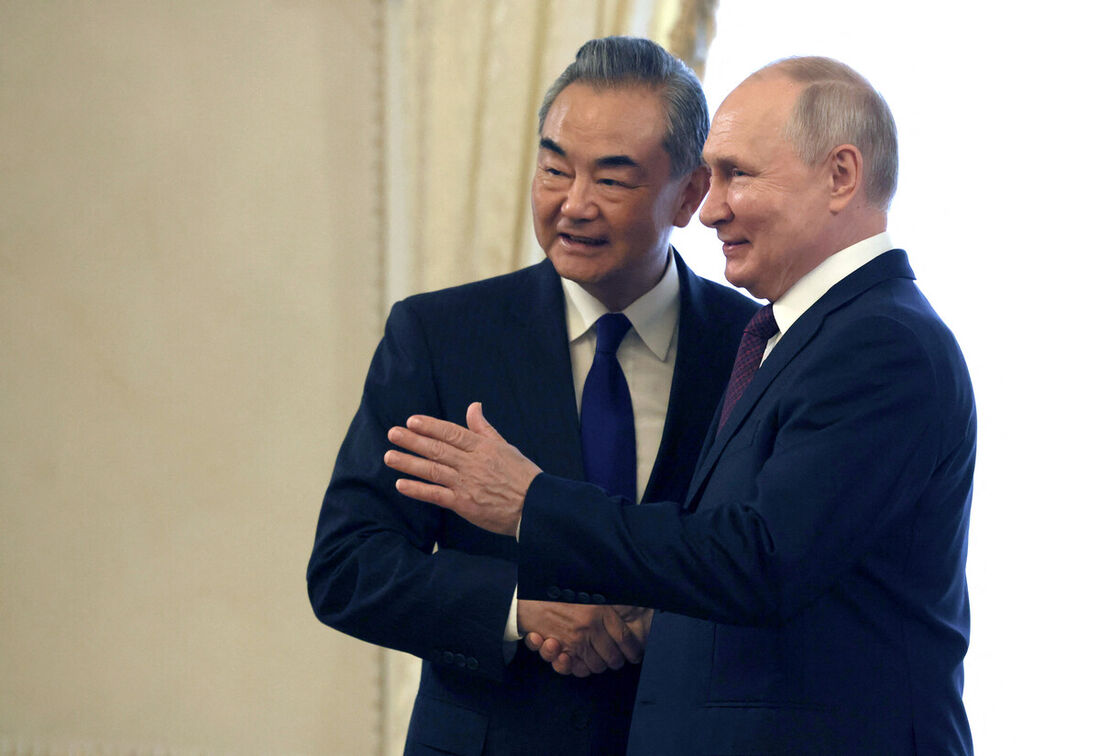 Wang Yi, ao lado de Vladimir Putin