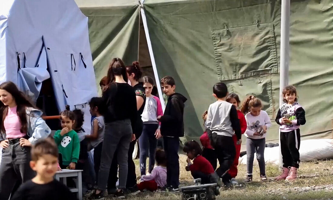 Civis armênios em um campo improvisado estabelecido na base militar russa perto de Stepanakert