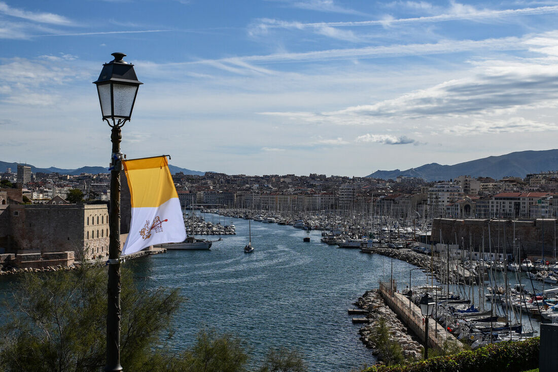 Porto Velho (D) de Marselha e do Forte de Saint-Jean, com uma bandeira do Vaticano