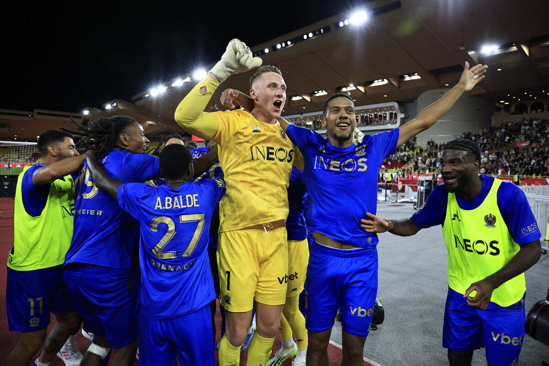 Marcin Bulka, goleiro do Nice, defendeu dois pênaltis no clássico da Costa Azul, no sul da França