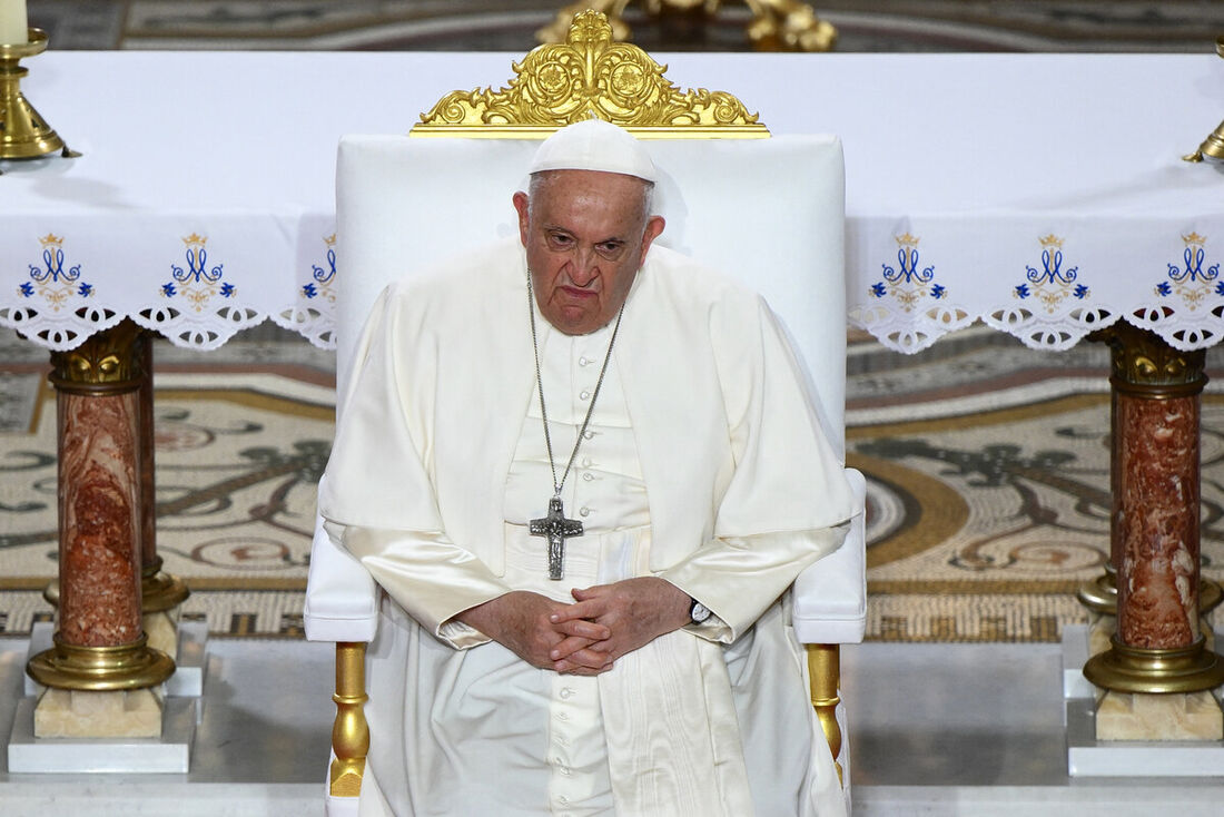 Papa Francisco participa de uma oração na Basílica de Notre-Dame de la Garde, em Marselha, sul da França