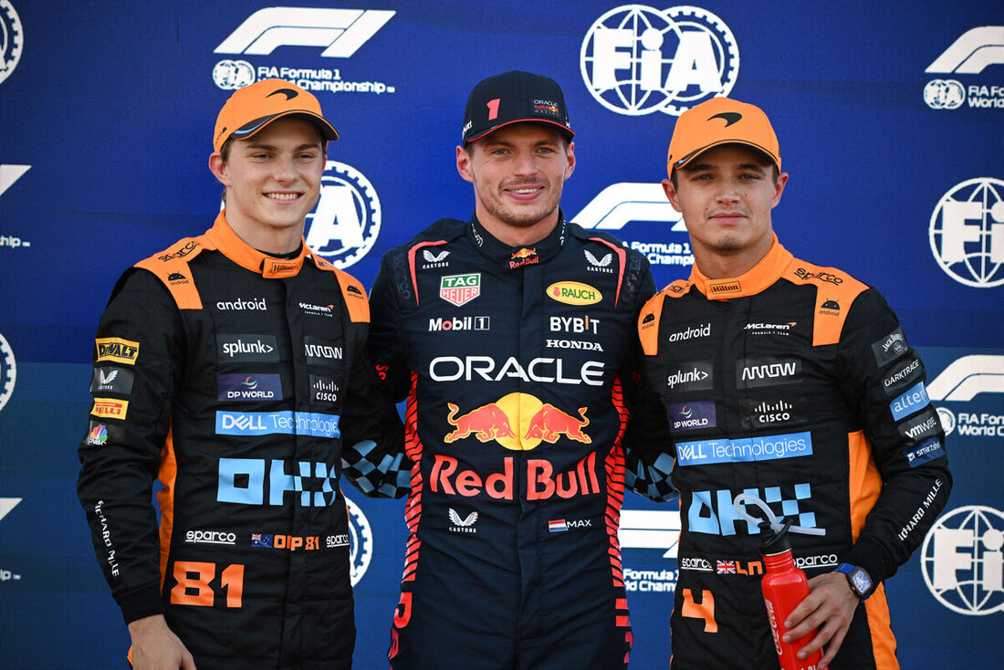 Max Verstappen ao lado de Oscar Piastri e Lando Norris no pódio do GP do Japão