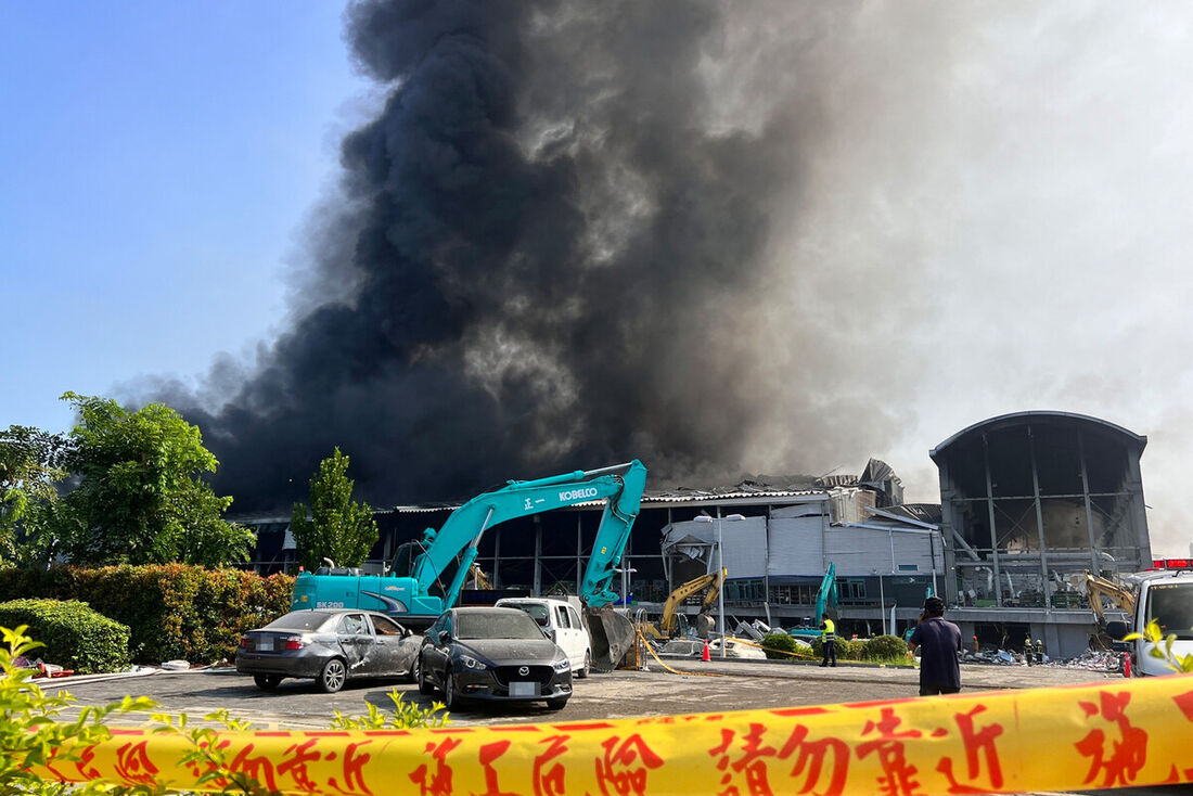 Fumaça saindo de uma fábrica após um incêndio em Pingtung, sul de Taiwan