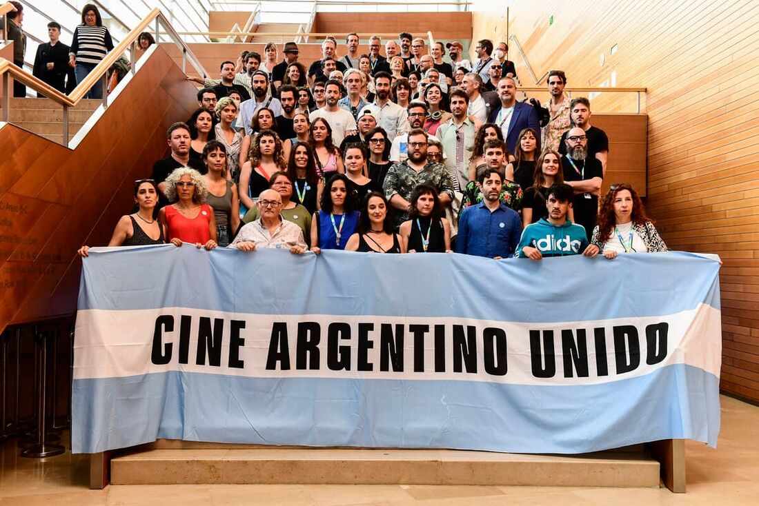 Artistas seguram faixa com os dizeres "Cinema argentino unido" em protesto contra o candidato presidencial Javier Milei