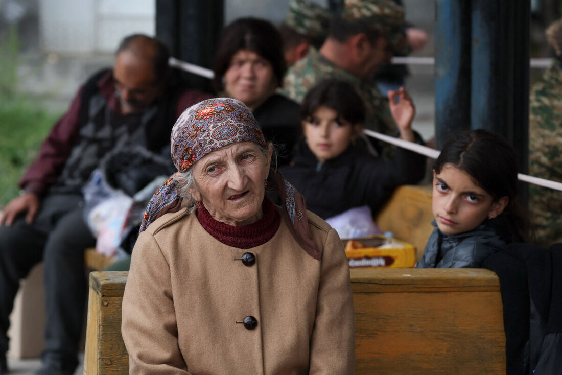  Azerbaijão reabriu no domingo este posto estratégico no qual moradores da região disputada fogem