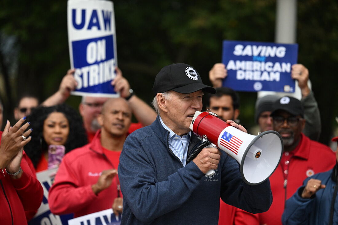 Presidente dos EUA, Joe Biden, dirige-se a membros em greve do sindicato United Auto Workers (UAW) 