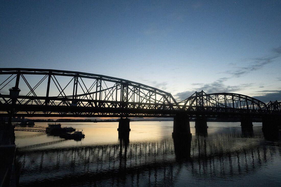  Ponte da Amizade e Ponte Quebrada, que atravessa o rio Yalu até a Coreia do Norte, na cidade fronteiriça de Dandong, na província de Liaoning, na China