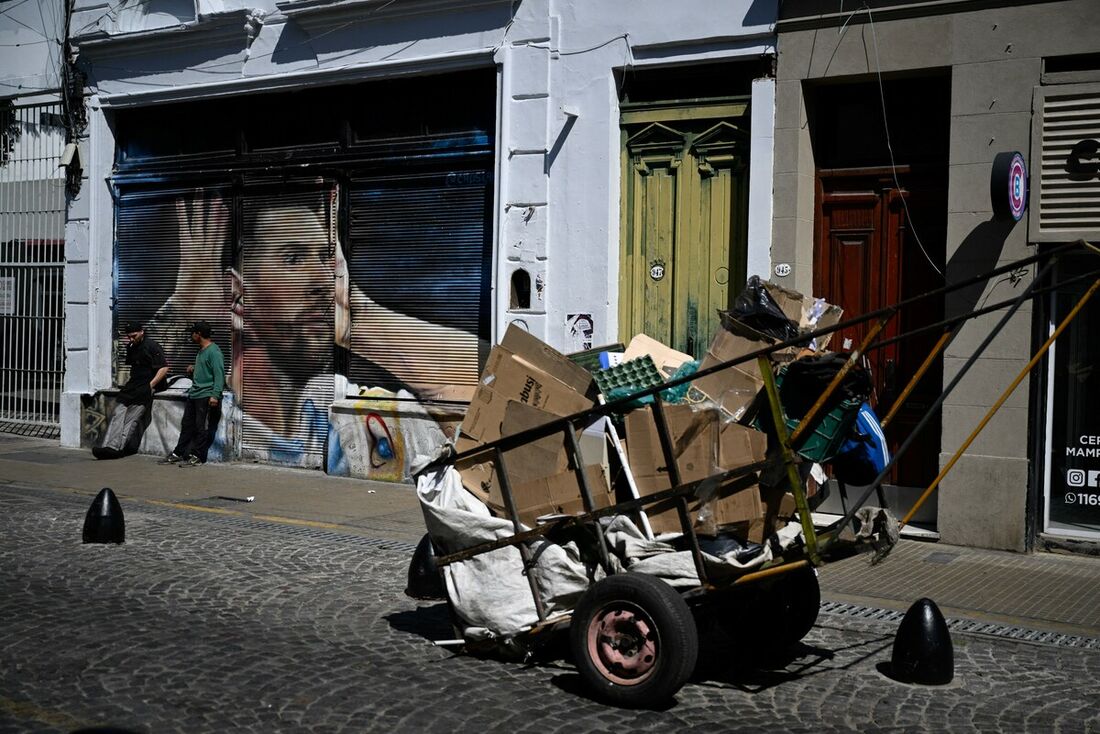 A pobreza na Argentina alcançou 40,1% da população no primeiro semestre de 2023, segundo dados oficiais publicados nesta quarta-feira