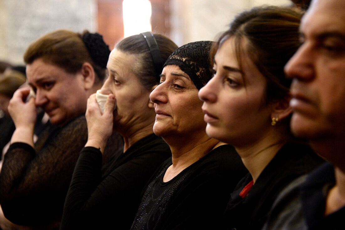 Enlutados assistem a uma missa pelas vítimas do incêndio no salão de casamento