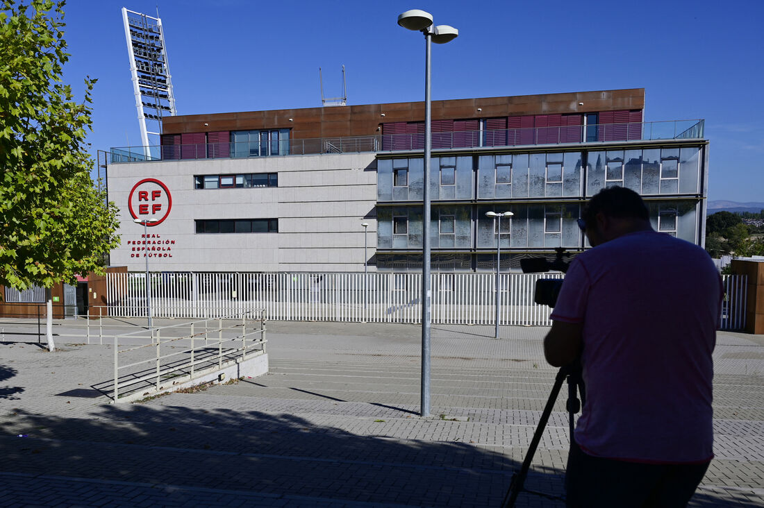 Jornalistas se concentram em frente a Sede da Real Federação Espanhola de Futebol, em Madri