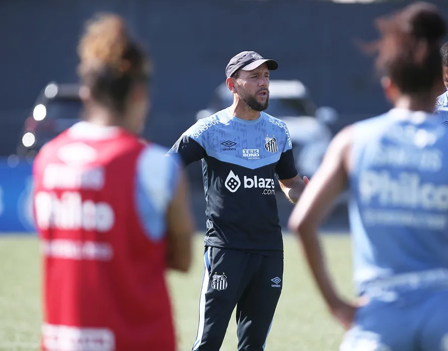 Kleiton Lima durante treino do Santos 