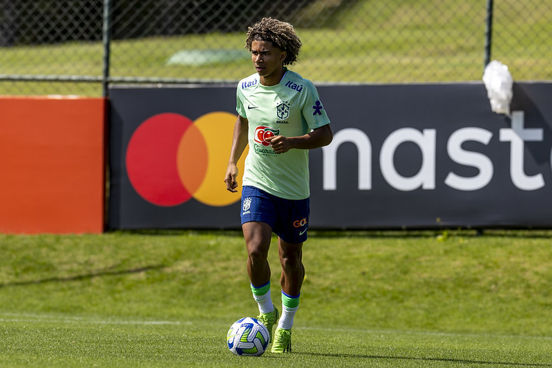 Pedro Lima, lateral-direito do Sport, em treino pela seleção