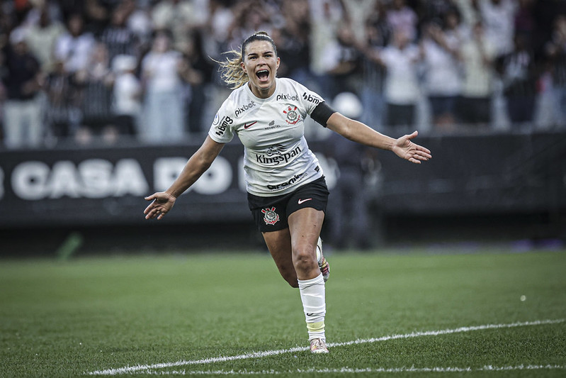 Corinthians bate o Internacional em jogo histórico e conquista o