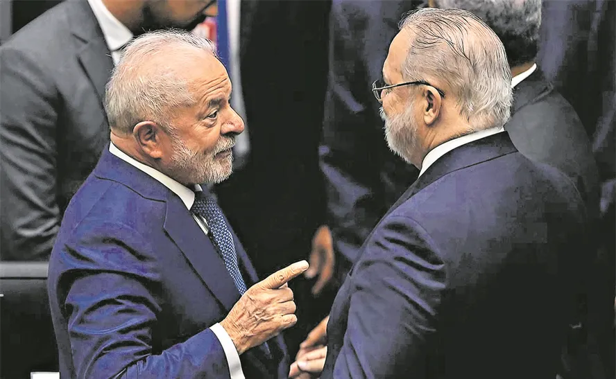 Lula conversa com Aras na abertura do ano legislativo, no Congresso: nome de PGR tem apoio de aliados próximos do presidente, mas Planalto vê recondução como improvável