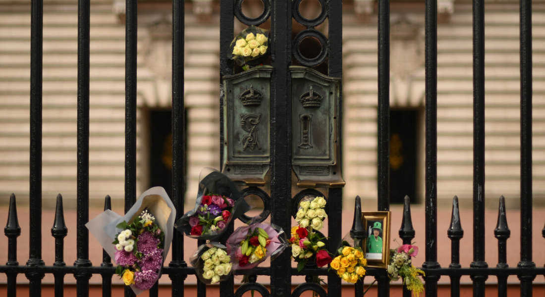 Detalhe do Palácio de Buckingham, em dia que marcou um ano de falecimento da Rainha Elizabeth II
