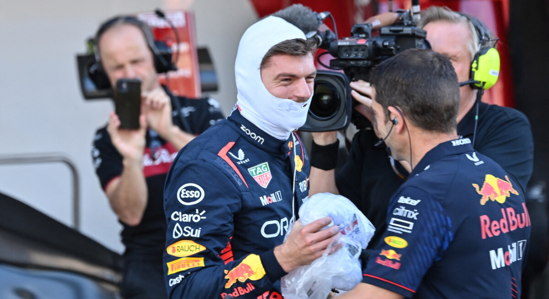 Max Verstappen comemora com colega da equipe a pole position no GP do Japão