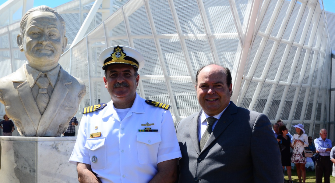 Nelcy (d) ao lado do busto em homenagem ao pai, no Terminal de Passageiros do Porto do Recife