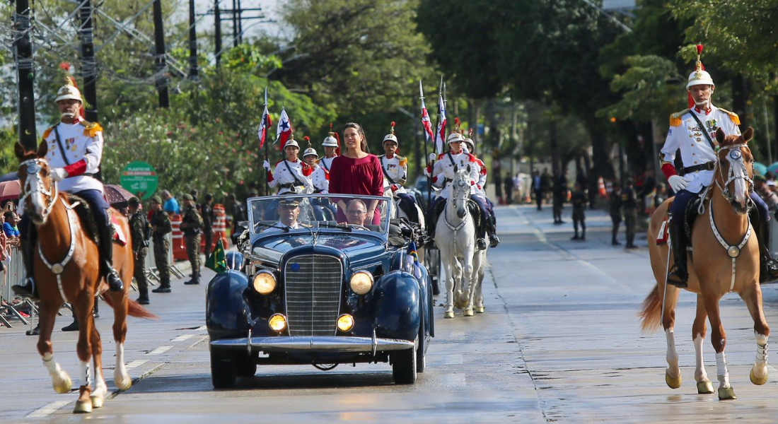 Governadora Raquel Lyra desfila em carro aberto no desfile