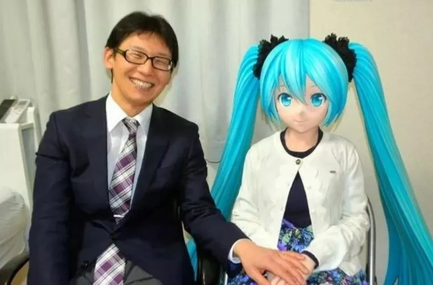 Akihiko Kondo e sua mulher, a boneca de realidade virtual, Hatsune Miku 