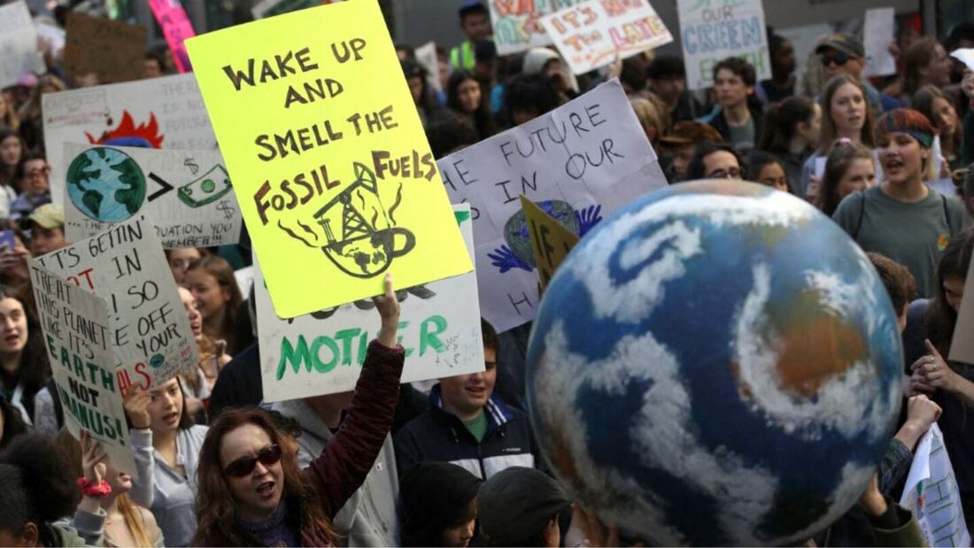  Manifestantes carregam cartazes enquanto marcham durante a "Youth Climate Strike" em 15 de março de 2019 em São Francisco, Califórnia.