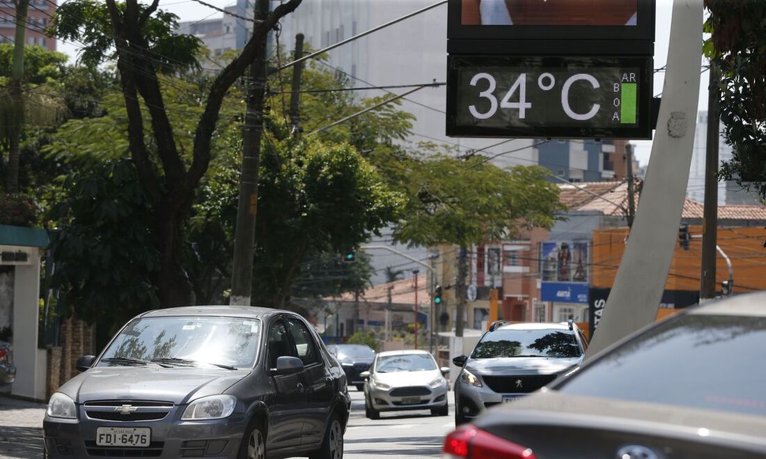 Pessoas em situação de rua sofrem com a dificuldade de acesso à água em dias de calor