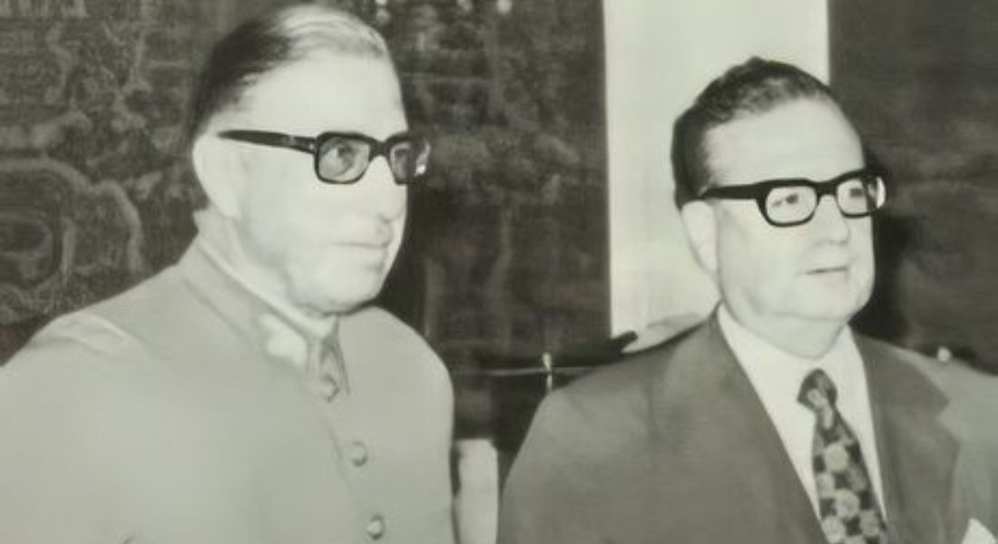 Pinochet (à esquerda) e Allende (à direita) durante cerimônia de nomeação de Pinochet como comandante-chefe do Exército 