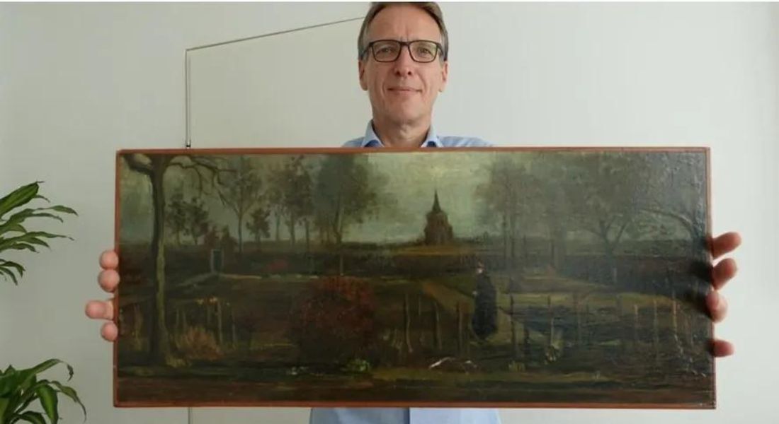 O detetive de arte holandês Arthur Brand mostra a pintura 'Jardim Reitoral em Nuenen na Primavera', de Vincent van Gogh em 1884, em sua casa em Amsterdã