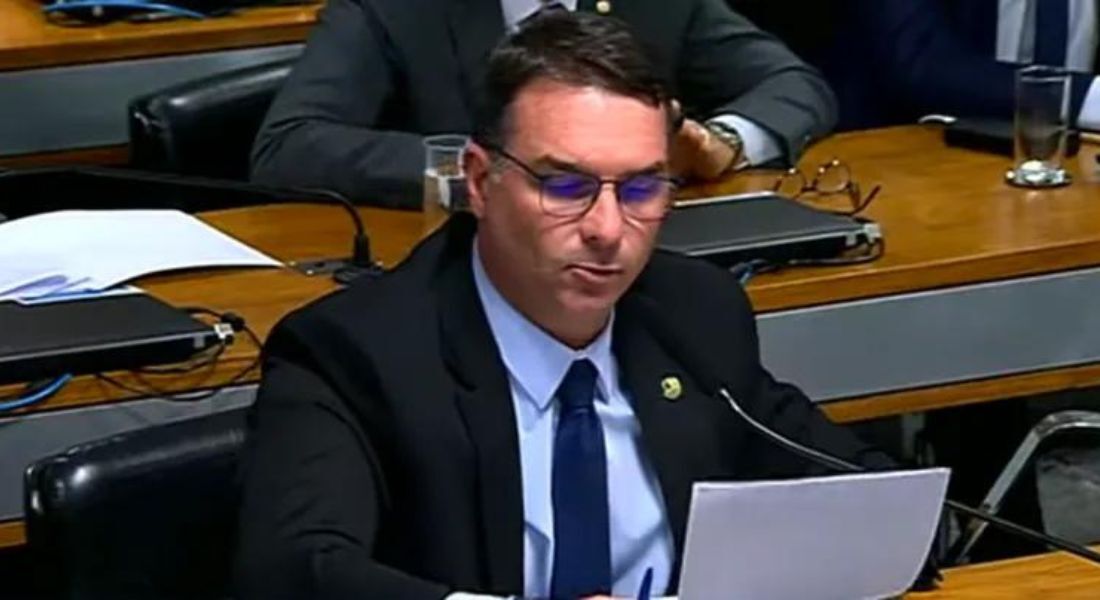 O senador Flávio Bolsonaro (PL-RJ) comparou as prisões do 8 de janeiro com o Holocausto