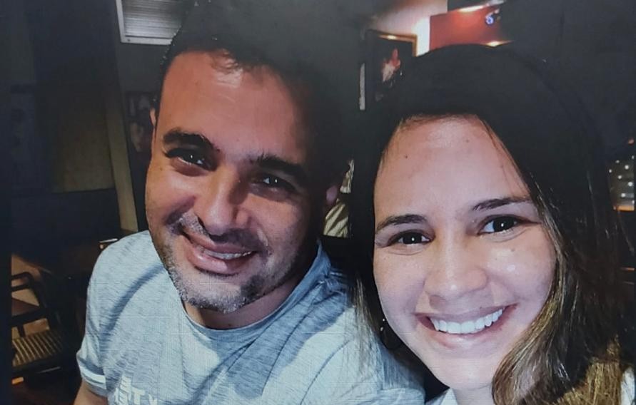 O oficial Yasser Youssef ao lado da sua esposa Paula Ingrid, com quem tinha um relacionamento há quase duas décadas