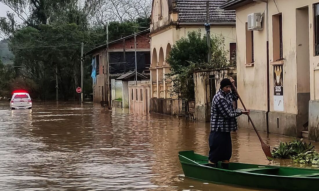 Desde a última segunda-feira (4), chuvas e inundações causadas por um ciclone extratropical matou pessoas, inundou cidades, derrubou pontes, destruiu lojas e deixou vários estragos na infraestrutura do estado