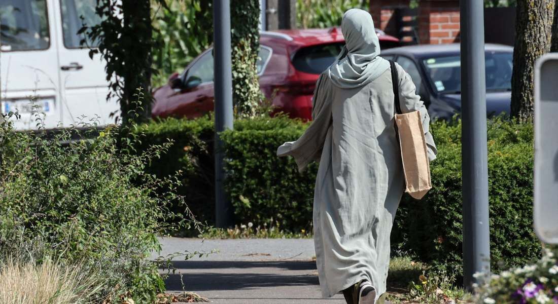 Mulher vestindo abaya na França