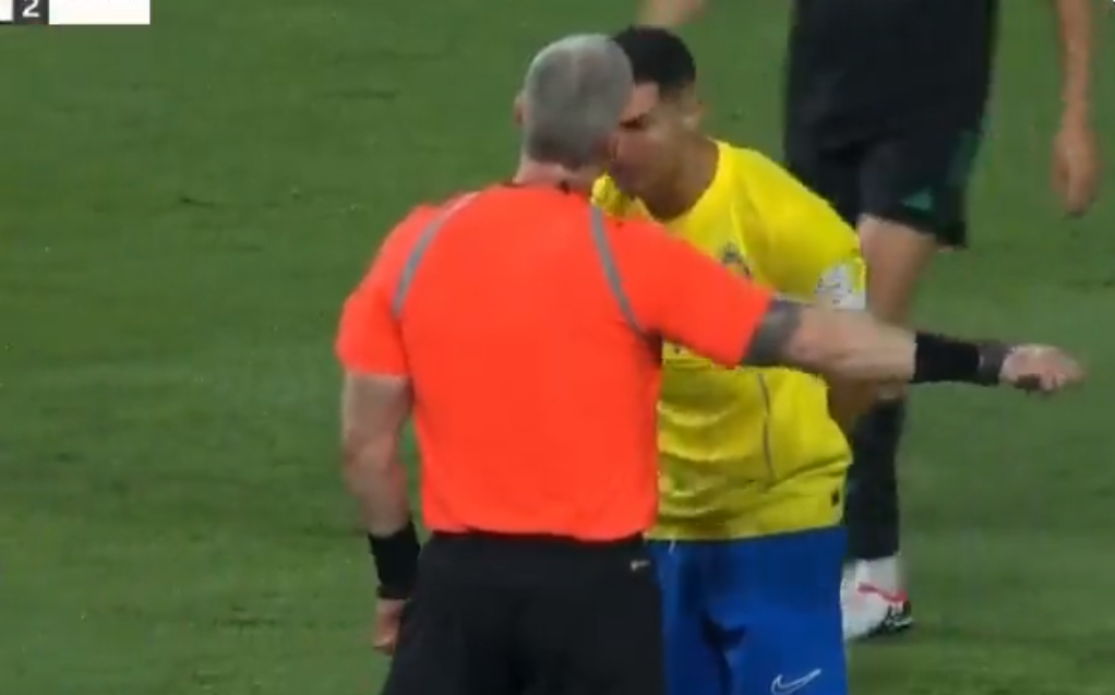 Cristiano Ronaldo reclamou bastante de um possível pênalti para o Al Nassr