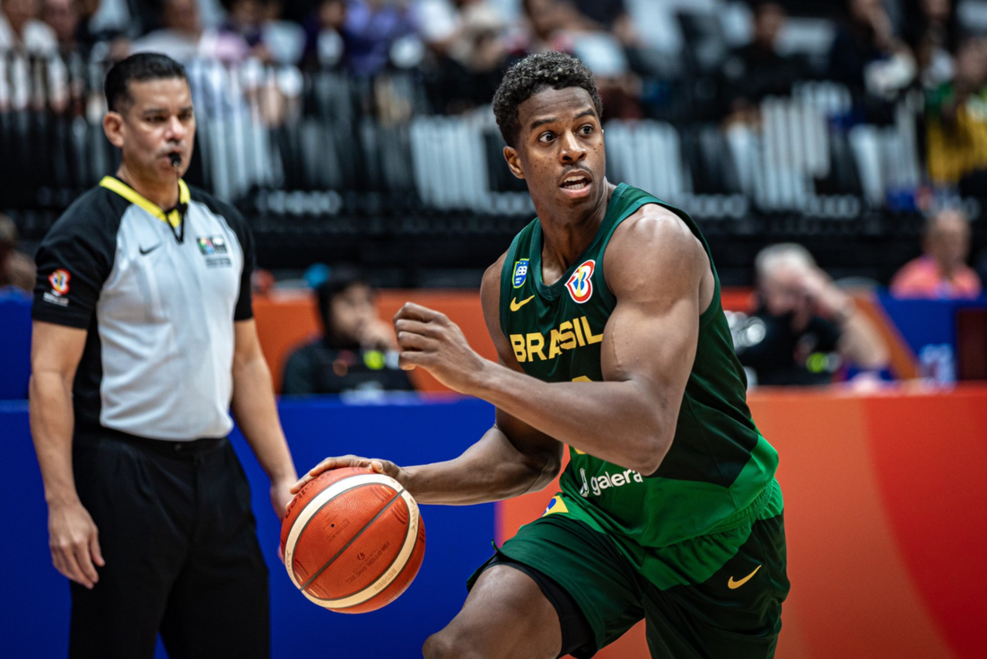 Foto Um grupo de pessoas jogando basquete – Imagem de Basquete