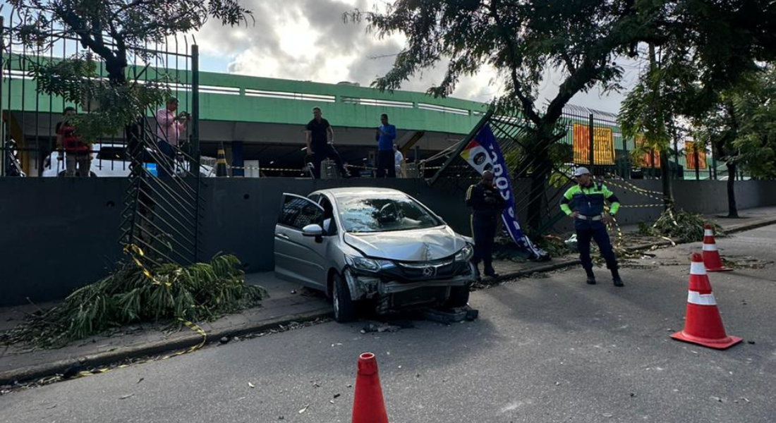 Carro caiu do estacionamento do hipermercado