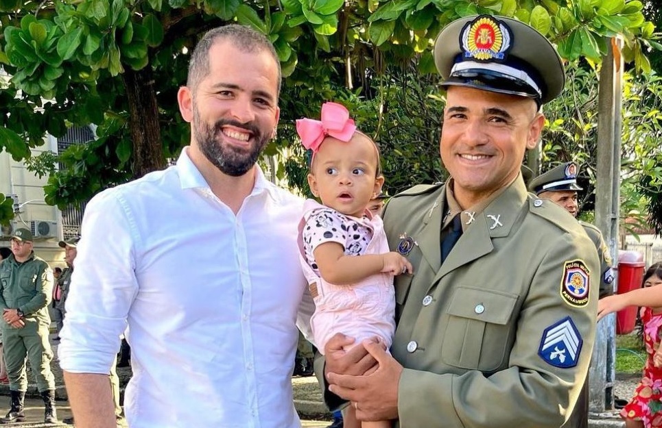 Sargento Valdi Barbosa, de 40 anos, conseguiu, de forma inédita, seis meses de licença-paternidade na Polícia Militar de Pernambuco