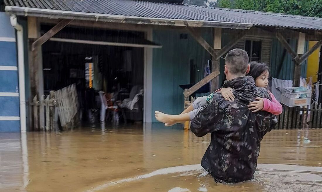 Tempestade atinge o norte do Rio Grande do Sul desde a madrugada desta segunda-feira (4)