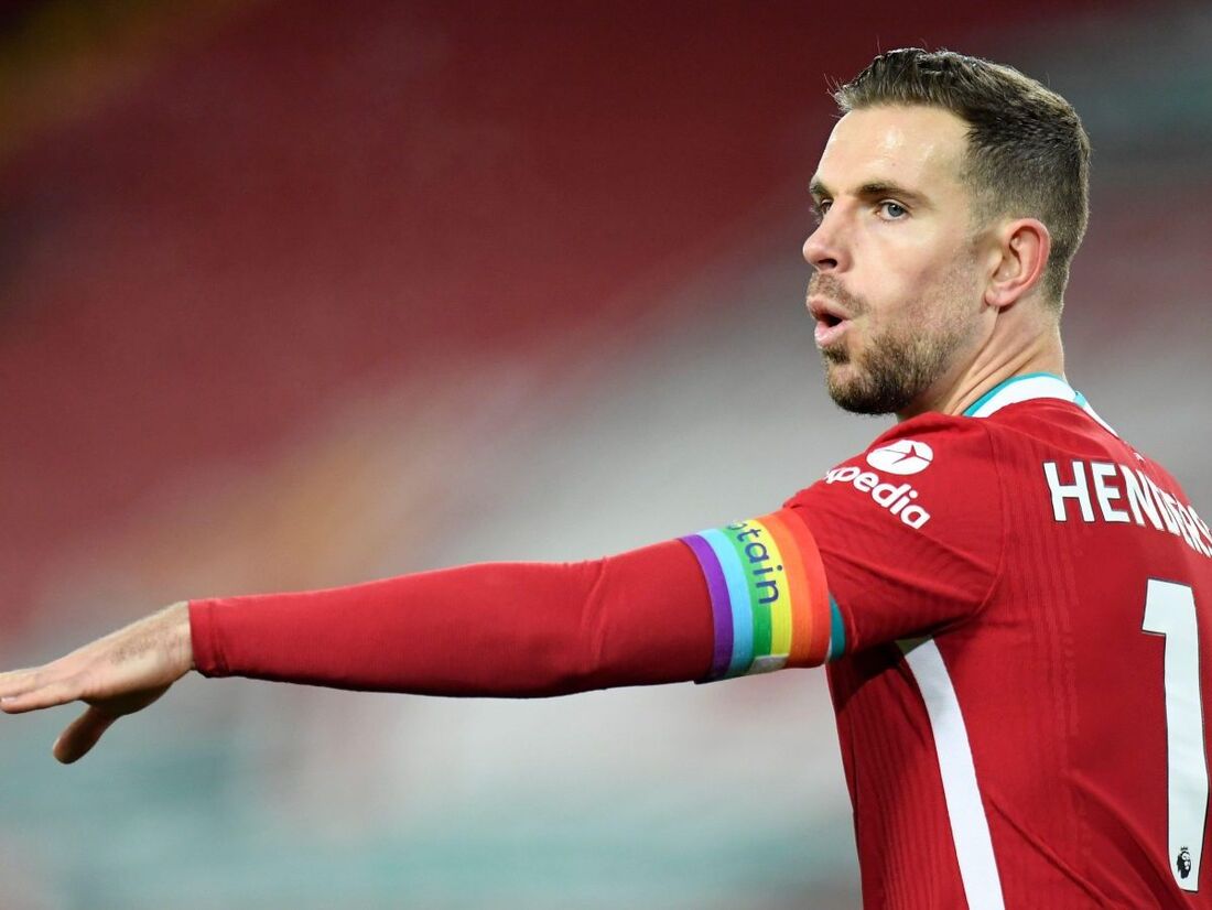 Jordan Henderson usando a braçadeira de capitão em apoio a comunidade LGBTQIA+