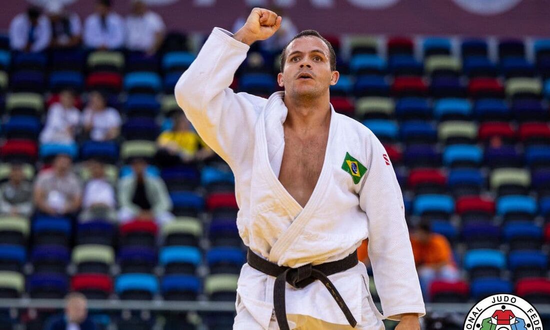 Arthur Silva conquistou a medalha de ouro na categoria até 90 quilos para atletas da classe J1 (cegos totais)