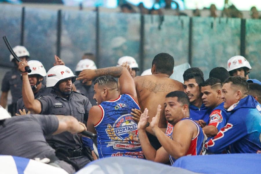 Briga entre torcidas organizadas do Fortaleza antes da partida contra o Corinthians 