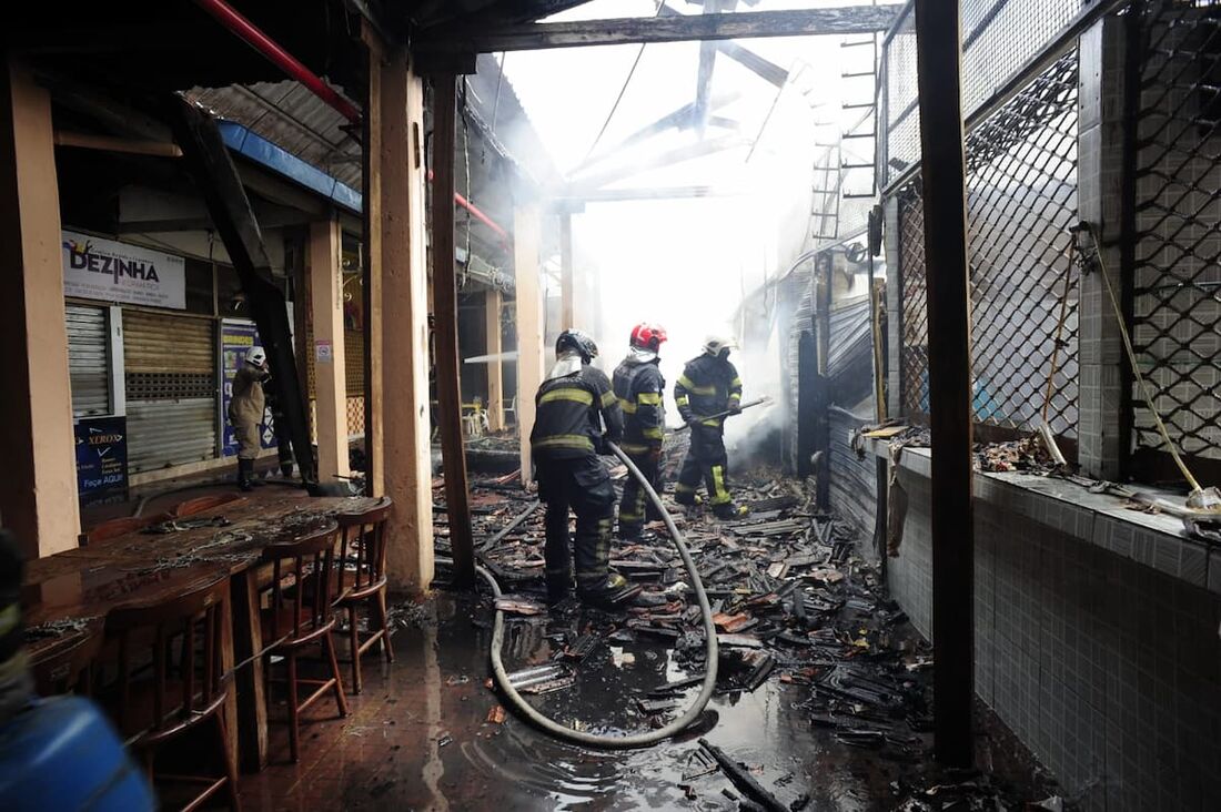 Bombeiros agem contra o incêndio que atingiu o Mercado da Encruzilhada