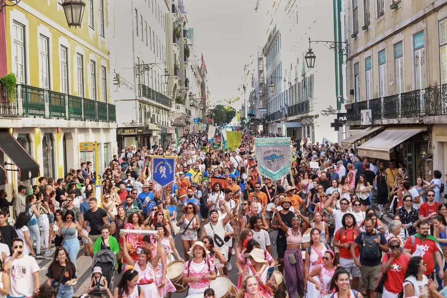 Brasileiros protestam, em Lisboa, contra taxas cobradas para festas nas ruas 