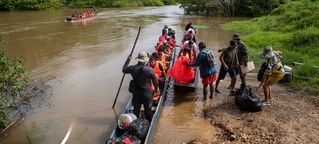 Migrantes cruzam irregularmente a fronteira entre Colômbia e Panamá, através da selva de Darién