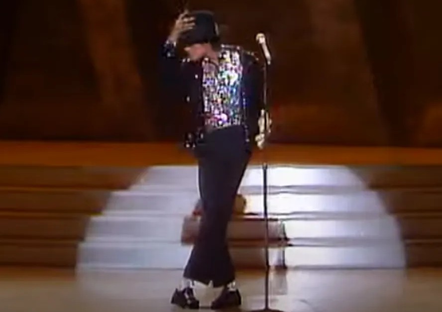 Passo de dança 'moonwalk' virou marca do cantor Michael Jackson após apresentação em 1983 